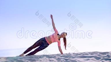 <strong>健康</strong>，年轻的<strong>美女</strong>做斜腹压肌<strong>练</strong>习，在海滩上，日出时，做